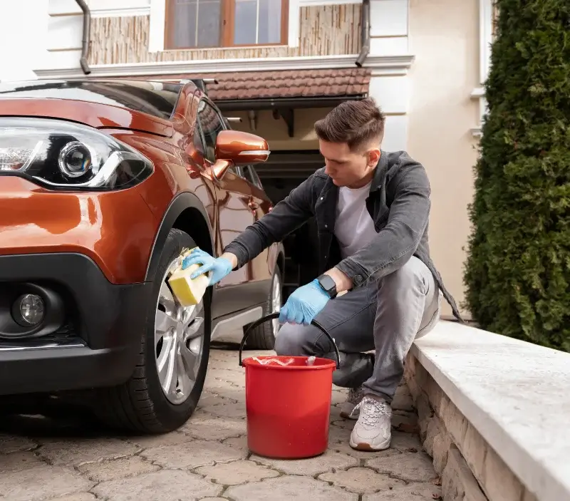 Lavage auto à domicile Le Perrey : professionnel intervenant sur un véhicule